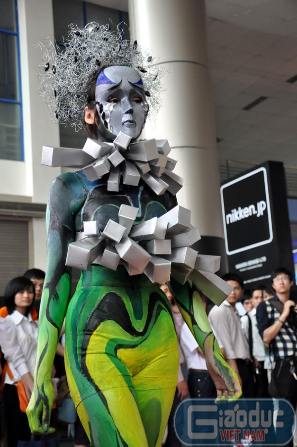 Một tác phẩm nghệ thuật body painting có tên "Nỗi đau thiên nhiên"